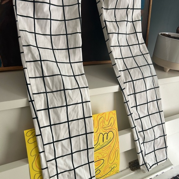 Divided White Pants with Black Grid Pattern 8 - Picture 11 of 16
